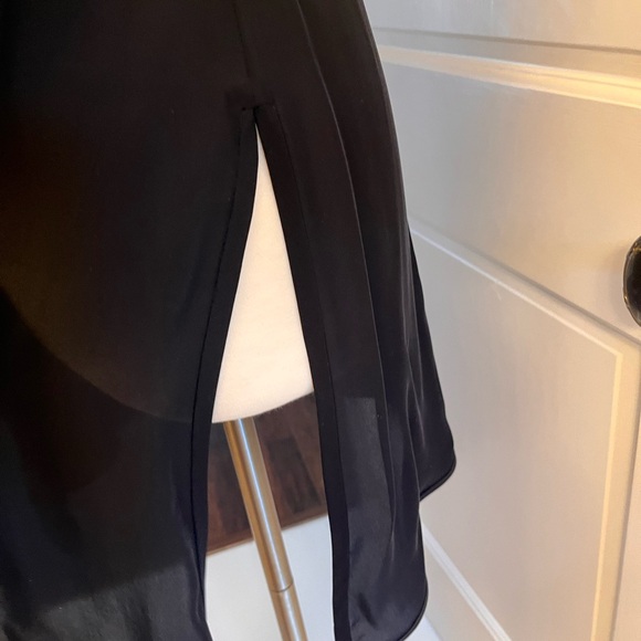 Authentic VALENTINO long blouse with a bow . Slit on each side .size 8 Silk - Picture 4 of 4